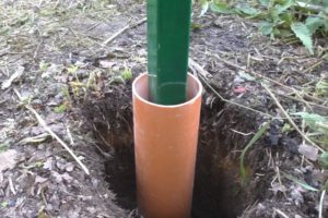 Деревянный забор на металлических столбах своими руками: пошаговая инструкция + фото