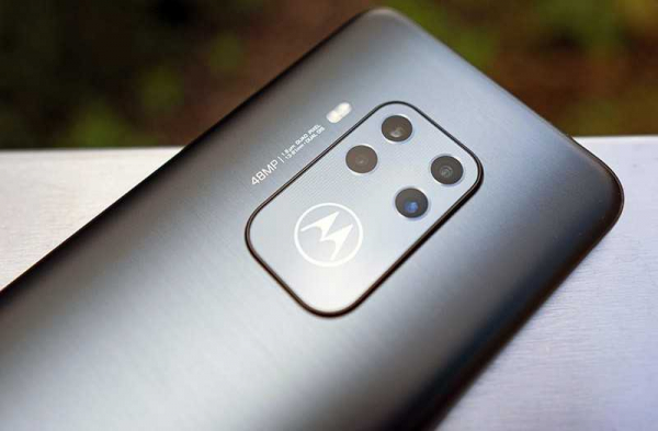 Обзор телефона Motorola One Zoom с четырьмя камерами Обзор телефона Motorola One Zoom с четырьмя камерами