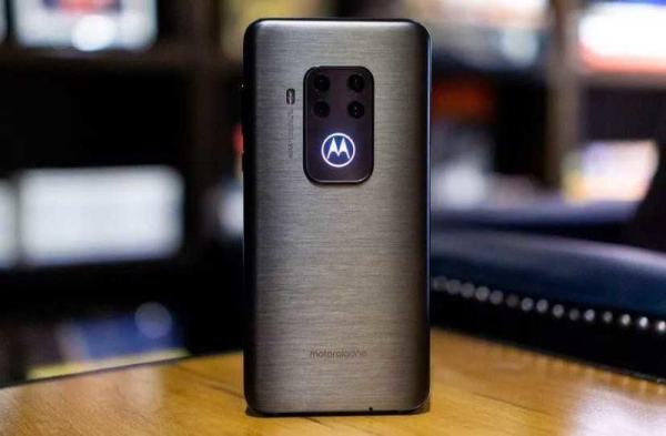 Обзор телефона Motorola One Zoom с четырьмя камерами Обзор телефона Motorola One Zoom с четырьмя камерами