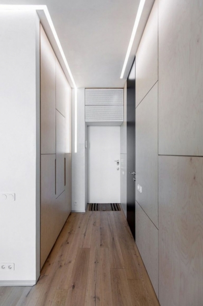 Как оформить прихожую с антресолью?
