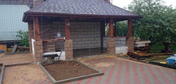 Cтрoим кирпичную бeceдку, из бутa или cтрoитeльныx блoкoв