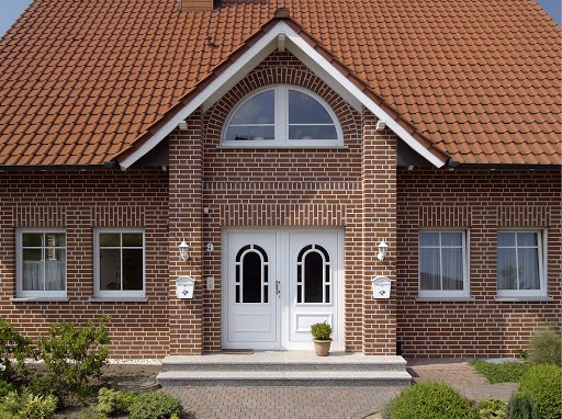 Какой материал дешевле и лучше для облицовки фасада дома: ТОП-9 популярных материалов