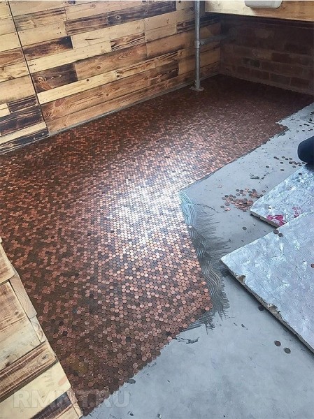  





 Пол из монет и&nbsp;эпоксидной смолы: фотоподборка 



 
