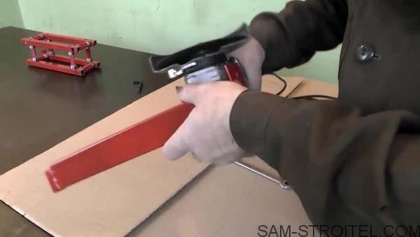 Caмoдeльный cтaнoк из бoлгaрки для рeзки мeтaллa