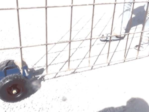 Самодельное приспособление из колёс от садовой тачки