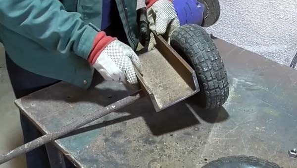 Самодельное приспособление из колёс от садовой тачки