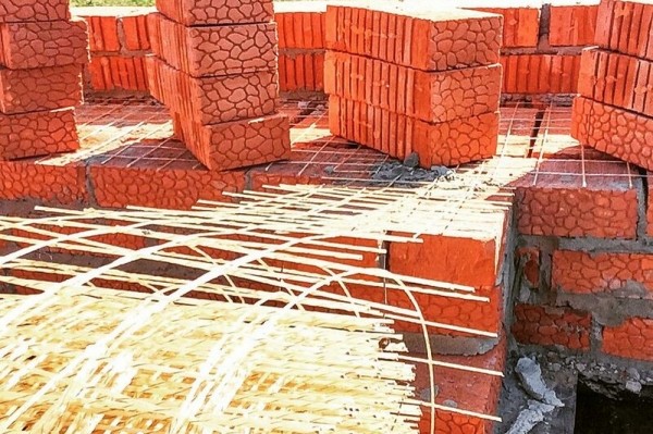 Во сколько обойдется кирпичный забор на участке: рассчитываем в рублях и кирпичах