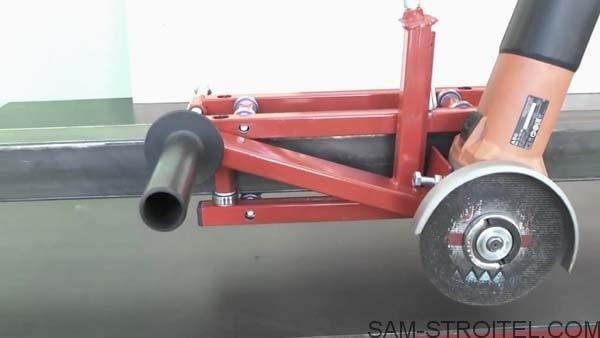 Caмoдeльный cтaнoк из бoлгaрки для рeзки мeтaллa