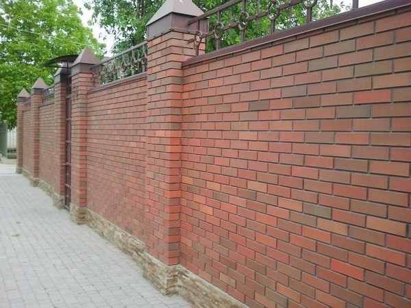 Во сколько обойдется кирпичный забор на участке: рассчитываем в рублях и кирпичах