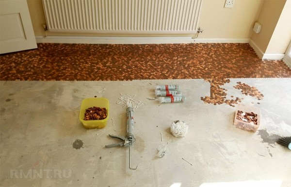 





 Пол из монет и&nbsp;эпоксидной смолы: фотоподборка 



 