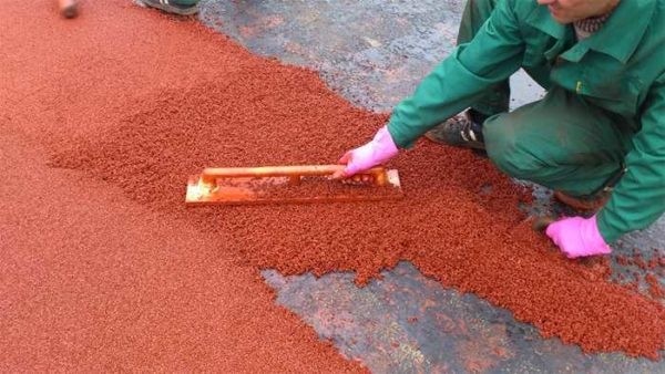 Покрытие для детских площадок из резиновой крошки и резины