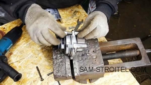 Самодельная стойка для болгарки из автомобильной помпы