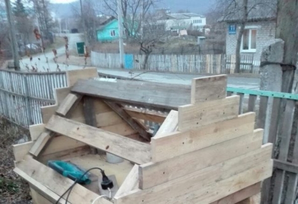 Как сделать будку для собаки из поддонов своими руками Как сделать будку для собаки из поддонов своими руками