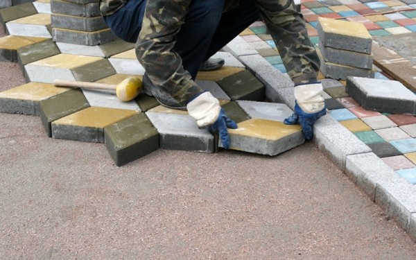 Укладка тротуарной брусчатки &mdash; выбор материала, схемы, пошаговая инструкция