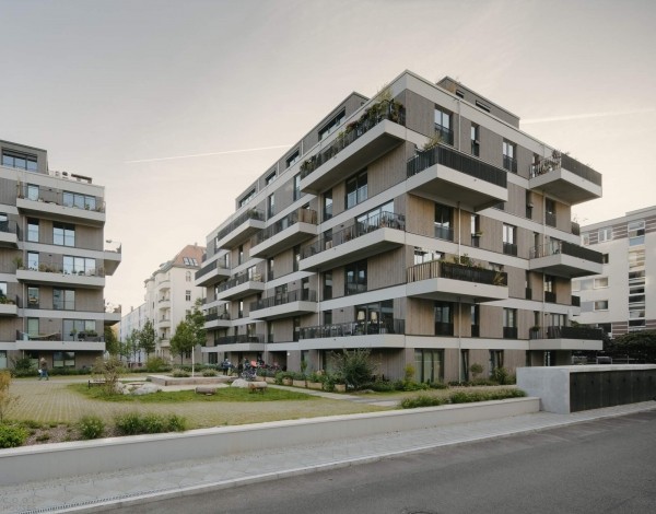 Современный жилой комплекс Schmollerplatz в Берлине, Германия