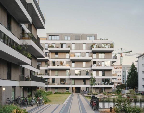 Современный жилой комплекс Schmollerplatz в Берлине, Германия