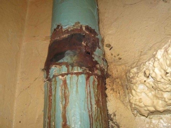 Как выполняется врезка в канализационную трубу из стали, чугуна и пластика: обзор способов и полезные советы