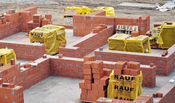 Керамический кирпич из глины &mdash; виды и габариты по стандарту