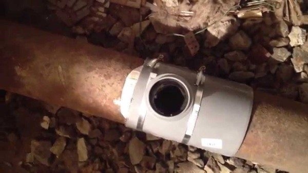 Как выполняется врезка в канализационную трубу из стали, чугуна и пластика: обзор способов и полезные советы