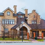 Фото кирпичных домов и коттеджей &mdash; выбираем фасад