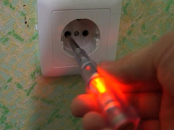 Почему в розетке две фазы: выясняем причины появления и самостоятельно устраняем