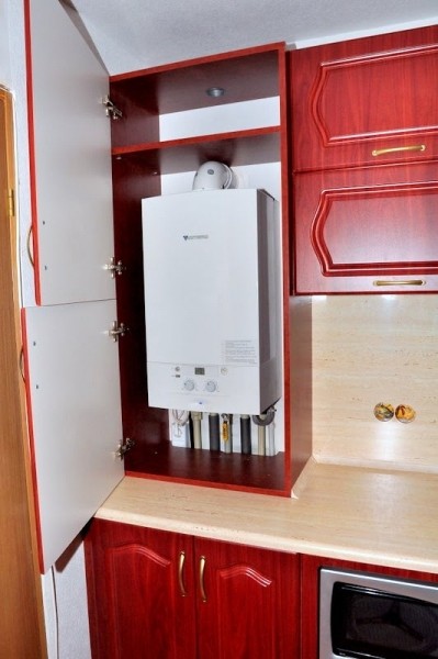 Как задекорировать или спрятать газовый котел на кухне?