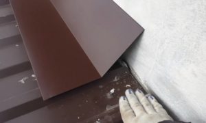Как правильно крепить профнастил на крышу саморезами: инструкция, как крепить профлист