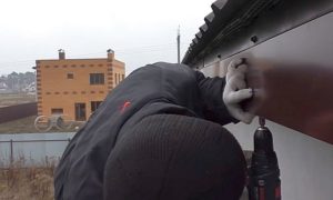 Как правильно крепить профнастил на крышу саморезами: инструкция, как крепить профлист