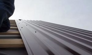 Как правильно крепить профнастил на крышу саморезами: инструкция, как крепить профлист