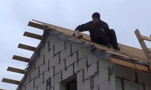 Как правильно крепить профнастил на крышу саморезами: инструкция, как крепить профлист