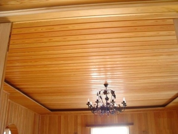Как сделать потолок в деревянном доме своими руками: инструкция и каких .