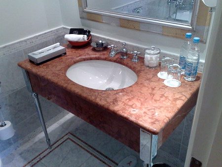 Раковина со столешницей для ванной комнаты: как выбрать ее наиболее удобную разновидность
