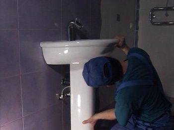 Самостоятельная правильная установка раковины в ванной