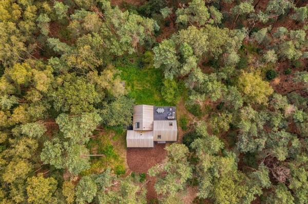 Загородная деревянная вилла, состоящая из трех архетипических домиков