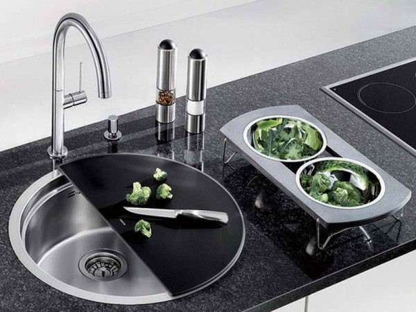Современные аксессуары для раковины на кухне