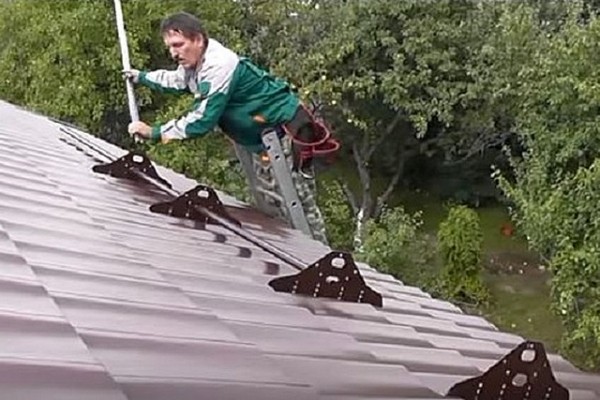 Установка снегозадержателей на крыше из металлочерепицы своими руками: пошаговая инструкция