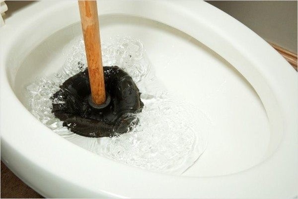 Вода в унитазе поднимается &ndash; как решить проблему