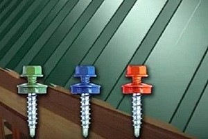 Устройство кровли из профлиста по деревянной обрешетке: технология и пошаговая инструкция
