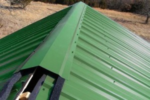 Устройство кровли из профлиста по деревянной обрешетке: технология и пошаговая инструкция