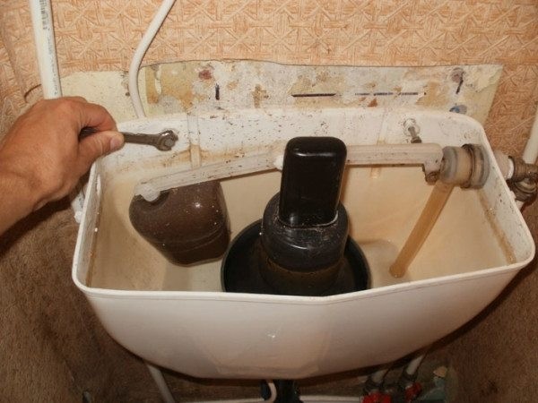 Замена бачка унитаза &ndash; помощь начинающим сантехникам