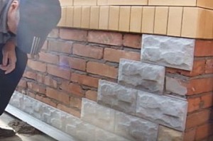Облицовка цоколя дома искусственным камнем своими руками: пошаговая инструкция с фото