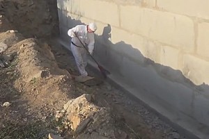 Самостоятельная гидроизоляция фундамента рулонными материалами: цена, пошаговая инструкция Самостоятельная гидроизоляция фундамента рулонными материалами: цена, пошаговая инструкция