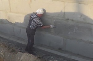 Самостоятельная гидроизоляция фундамента рулонными материалами: цена, пошаговая инструкция Самостоятельная гидроизоляция фундамента рулонными материалами: цена, пошаговая инструкция