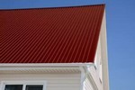 Устройство кровли из профлиста по деревянной обрешетке: технология и пошаговая инструкция