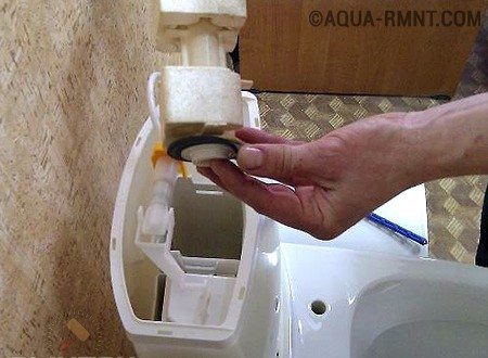 Замена бачка унитаза &ndash; помощь начинающим сантехникам
