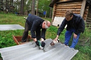Укладка волнового шифера своими руками несколькими способами: пошаговая инструкция Укладка волнового шифера своими руками несколькими способами: пошаговая инструкция