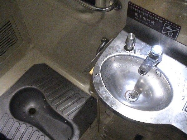 Металлический унитаз – сантехнический прибор для общественных мест Металлический унитаз – сантехнический прибор для общественных мест