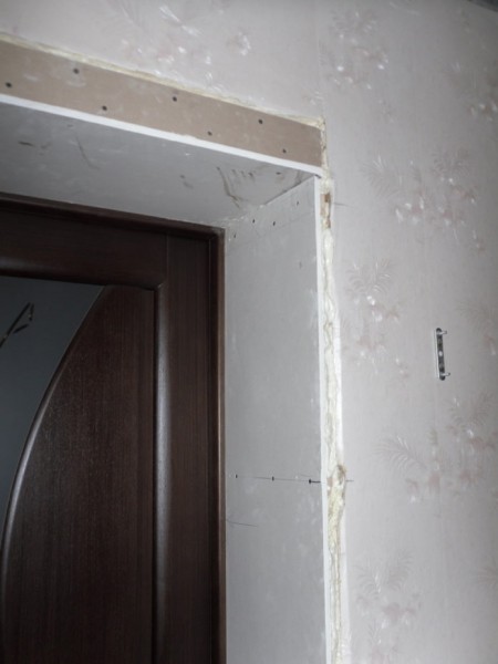Как и чем отделать откосы входной двери?