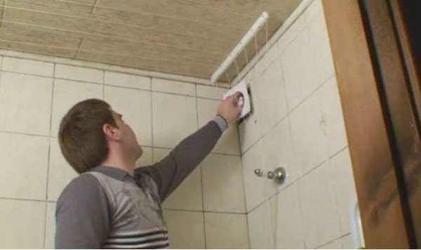 Поиск ответа на вопрос &ndash; что делать если потеет бачок унитаза?