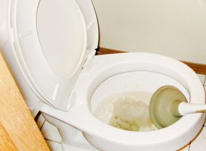 Что делать если в унитазе не уходит вода: способы устранения проблемы